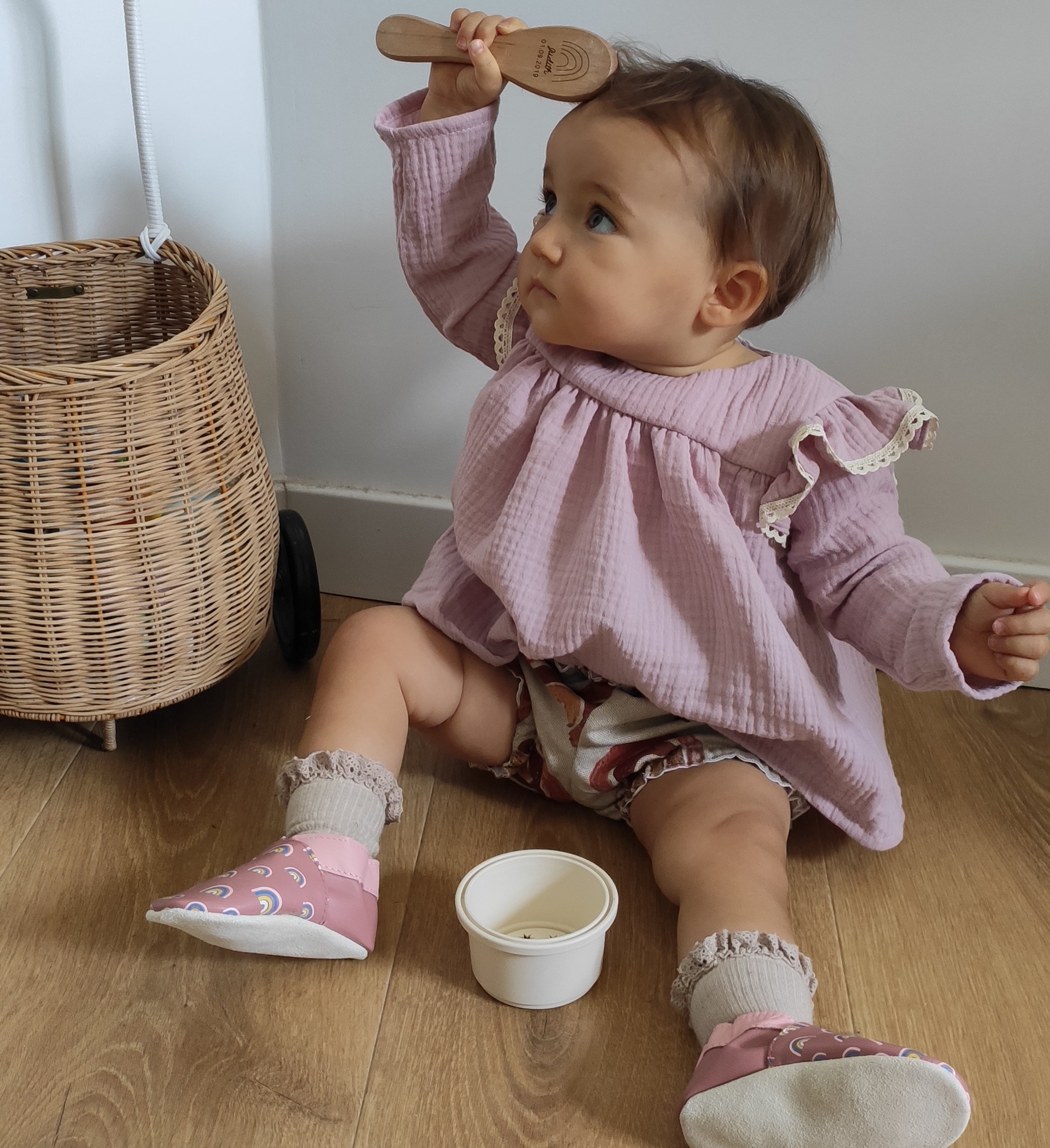 Quand mettre des chaussons à bébé?