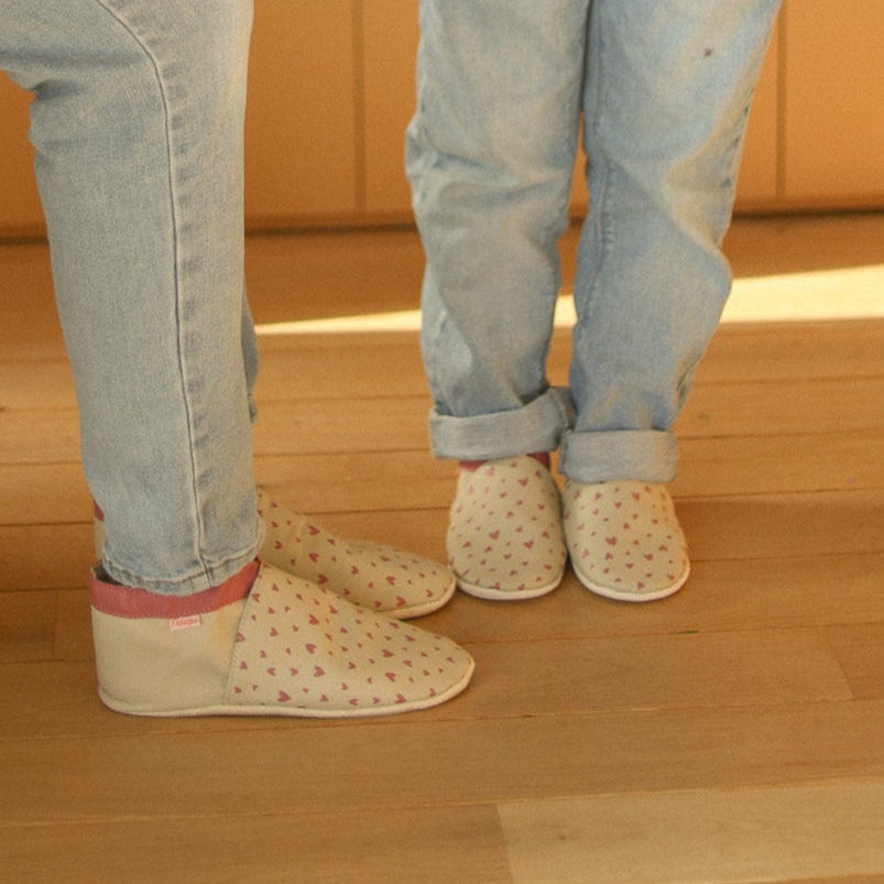 Des chaussons en cuir souple parfaitement assortis pour un duo mère-fille