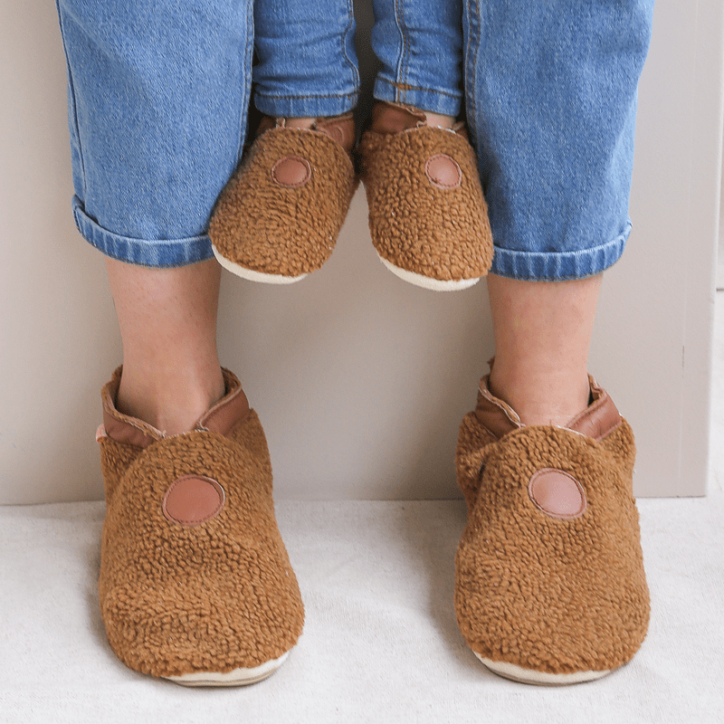 chaussons-bebe-cuir-souple-bouclettes-noisette-face