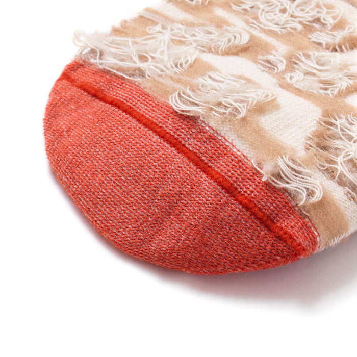 Vue de l'intérieur des chaussettes sans couture léopard beige et rouge.
