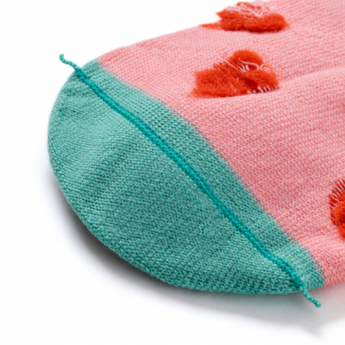 Chaussettes sans couture à imprimés cœurs coloris rouge et vert vue sur l'envers de la chaussette de la couture.