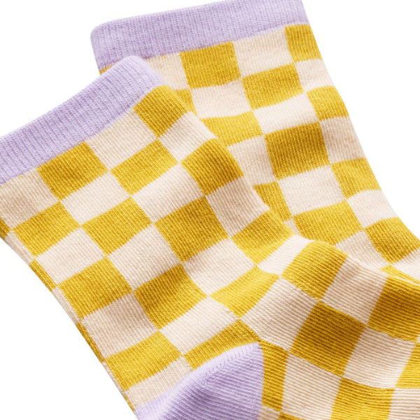 Vue de détail des chaussettes sans couture damier ocre et violet .