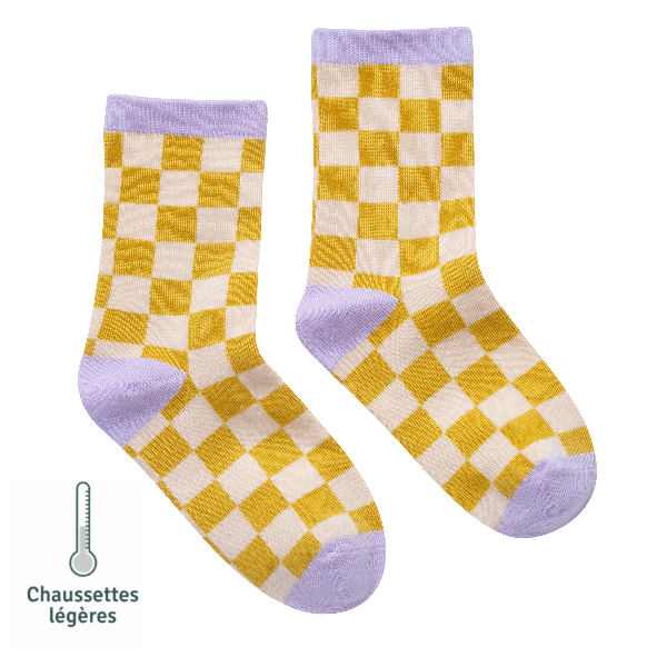 Photo des chaussettes sans couture damier ocre et violet vue de profil.