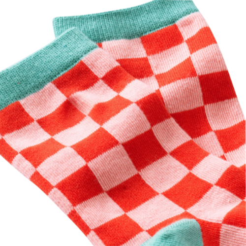Vue zoomée avec le logo des chaussettes sans couture damier rouge et vert