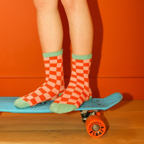 Photo des chaussettes à motifs enfant damier rouge et vert portées par un enfant