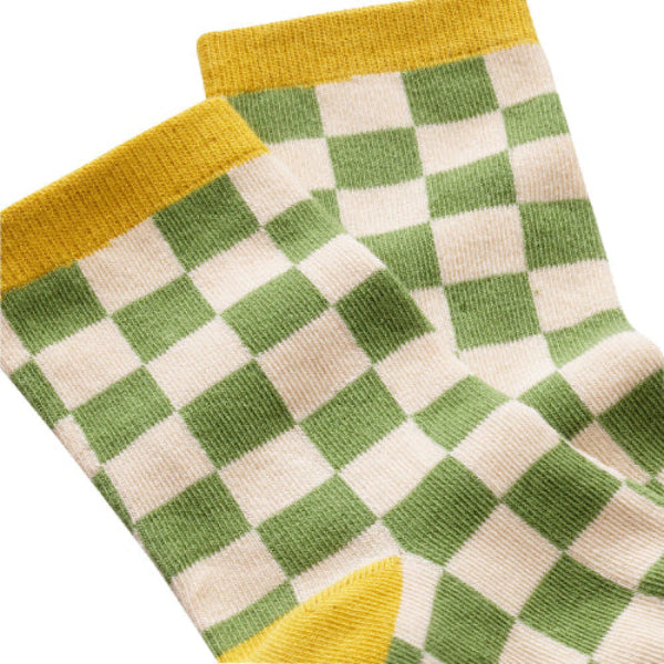 Vue de détaille des chaussettes sans couture damier vert olive et ocre.