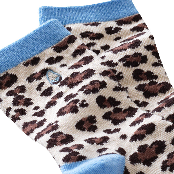 détail avec logo des chaussettes sans couture léopard beige et bleu