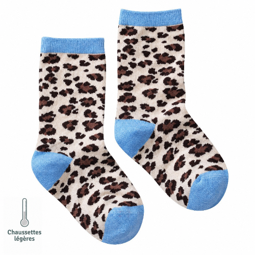 Chaussettes sans couture enfant motif léopard beige et bleu vue de côté.