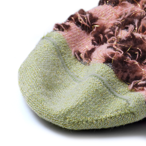 détail de la couture intérieure des chaussettes sans couture léopard à paillettes vert et rose