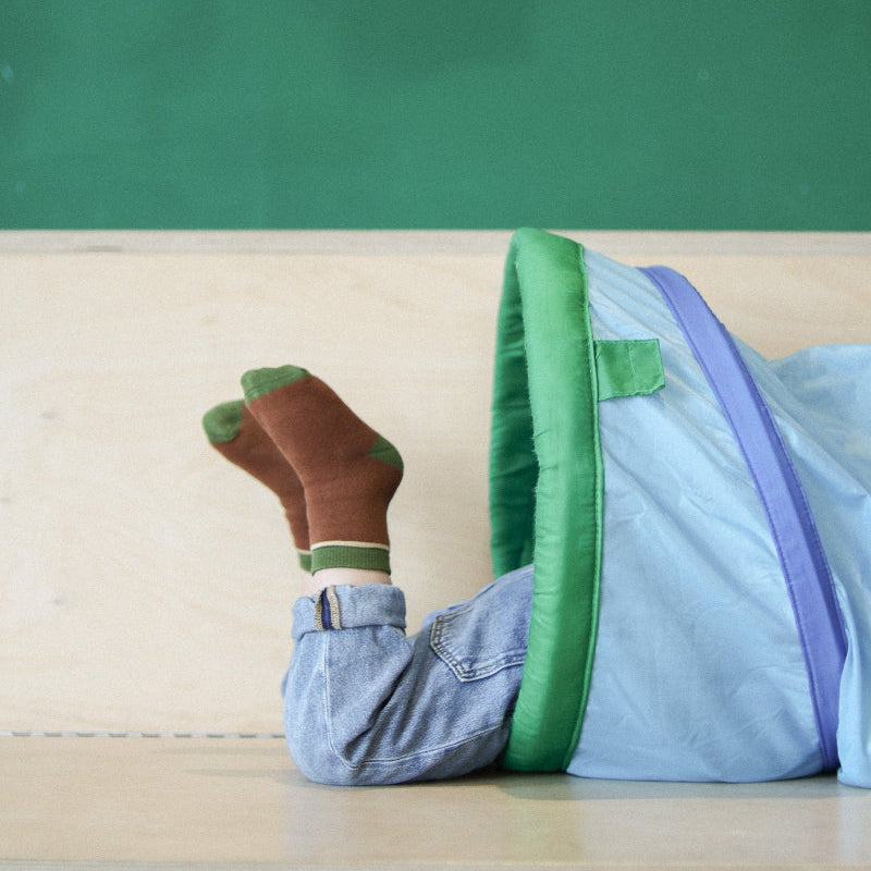 chaussettes sans couture unies marron et vert épaisses portées par un enfant