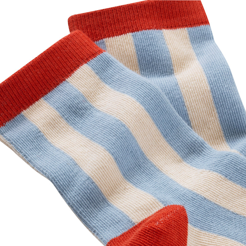 Chaussettes sans couture rayées bleu ciel et détail rouge vue de détail.