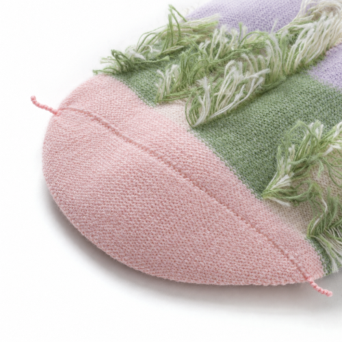 Chaussettes rayées vert olive avec des des détails rose sur l'envers.