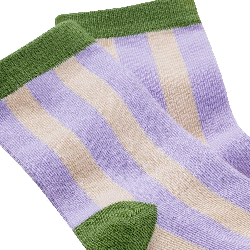 Chaussettes sans couture rayures violette avec détails vert olive vue de détail