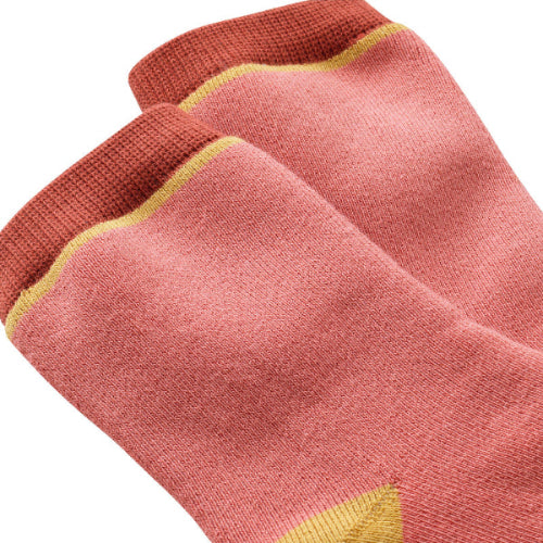 détail des chaussettes unies sans couture rose et terracotta épaisses