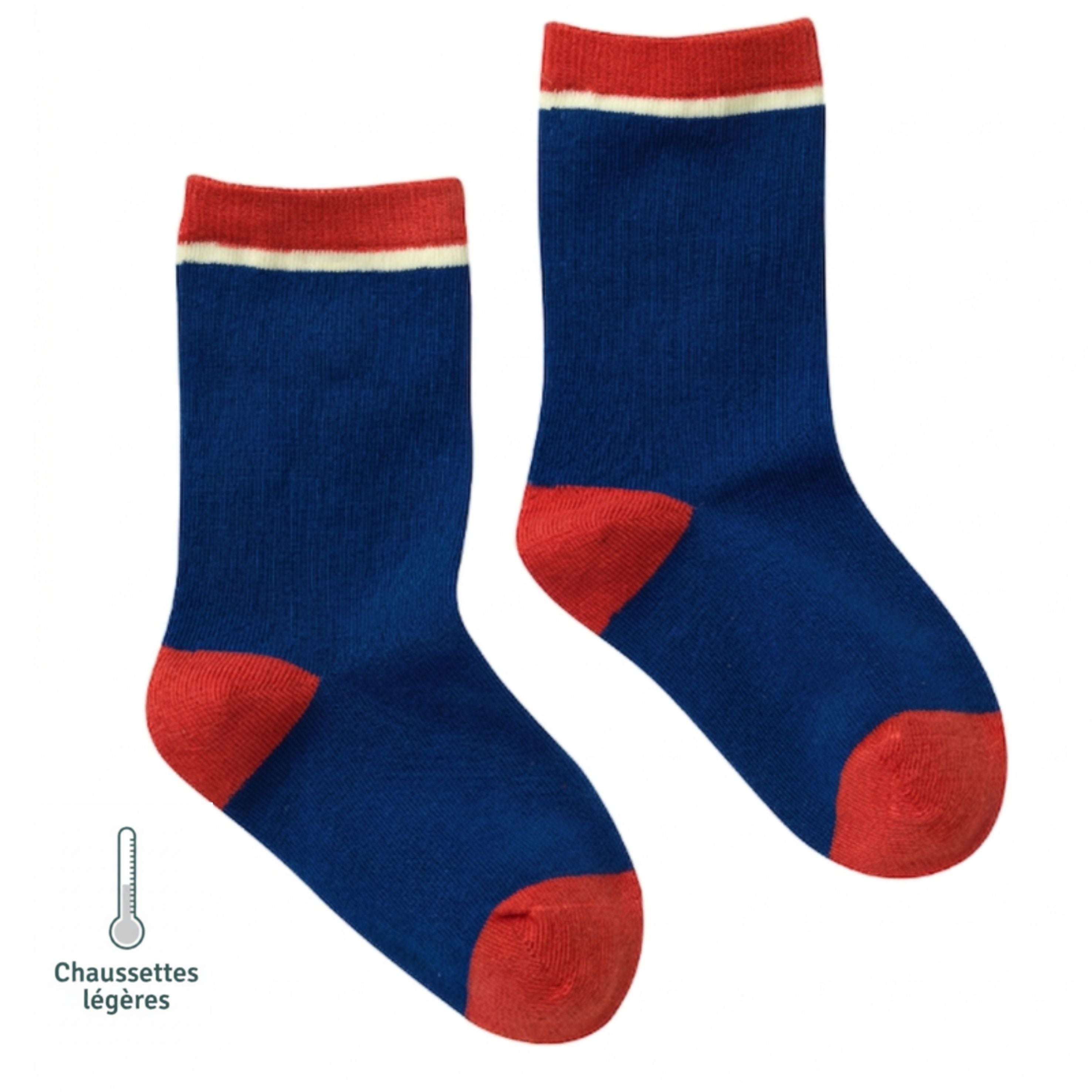 Chaussettes unies marine et rouge vue de côté sur fond blanc