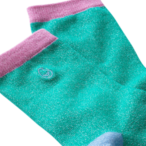 chaussettes sans couture unies vert et rose vue de détail avec le logo