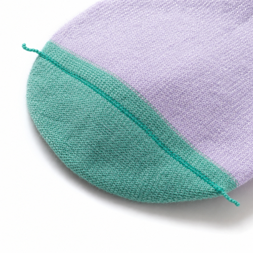 Photo de l'intérieur des chaussettes sans couture paillettes violet et vert vue de profil.