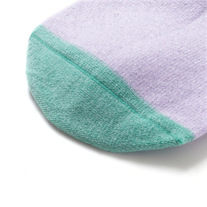 Photo de l'intérieur des chaussettes sans couture paillettes violet et vert vue de profil.