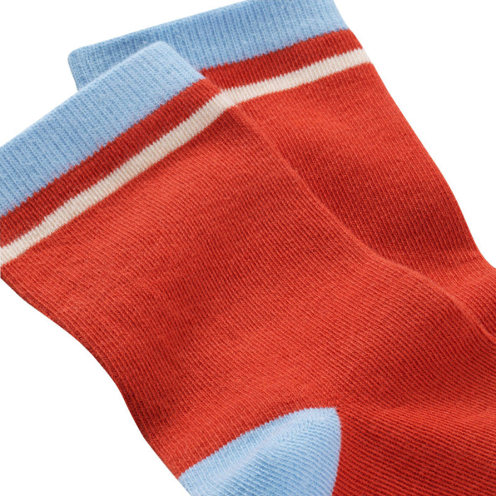 Chaussettes sans couture unies rouge avec détails bleu ciel vue de détail.