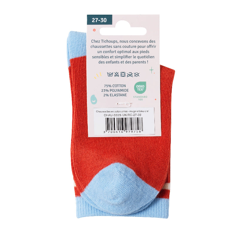Packaging verso des chaussettes sans couture unies rouge avec détails bleu ciel sur fond blanc.