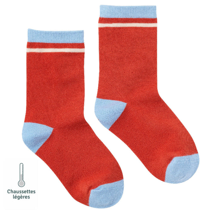 Chaussettes sans couture unies rouge avec détails bleu ciel vue de profil.