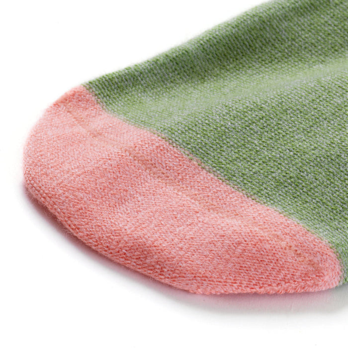 Chaussettes unies vert olive et rose sur l'envers vue de détail de la couture le la pointe de pied.