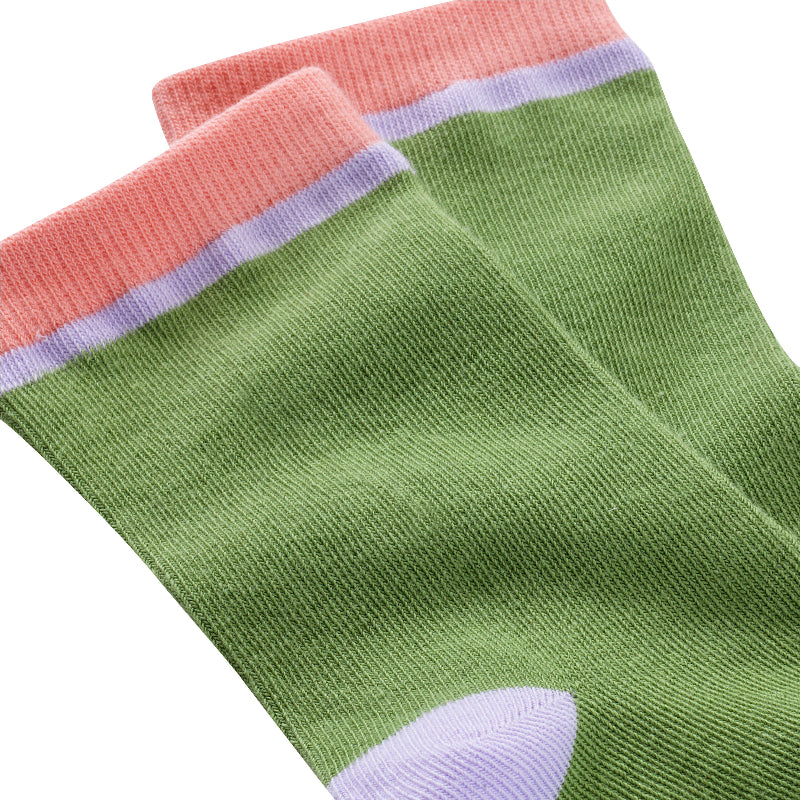 Chaussettes unies vert olive avec détails rose vue de détail sur fond blanc.