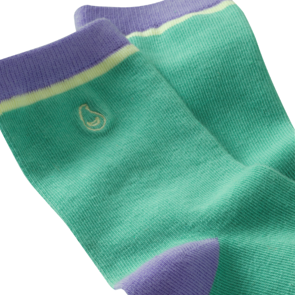 détail avec logo des chaussettes sans couture enfant unies vert et violet vue zoomée