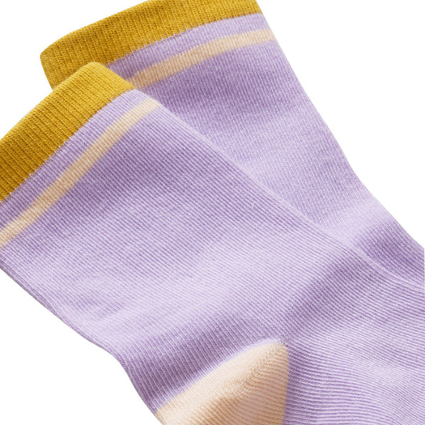 Vue de détail des chaussettes sans couture unies violet et ocre.