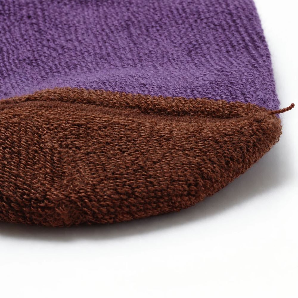 Détail couture intérieure plate des chaussettes sans couture violet et beige épaisses