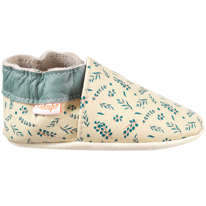 chaussons en cuir pour bebe imprime eucalyptus vue de profil