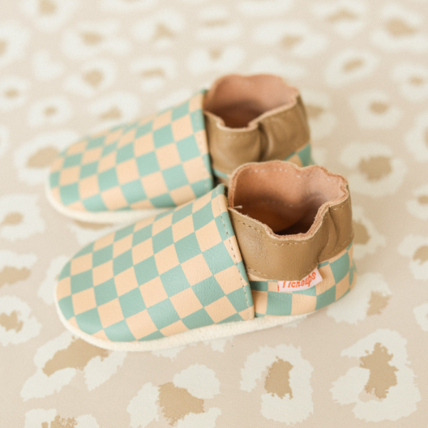 photo d'ambiance chaussons cuir enfant damier bleu