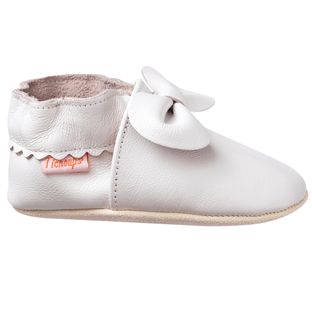 chaussons pour bébé blanc en cuir avec nœud vue de profil