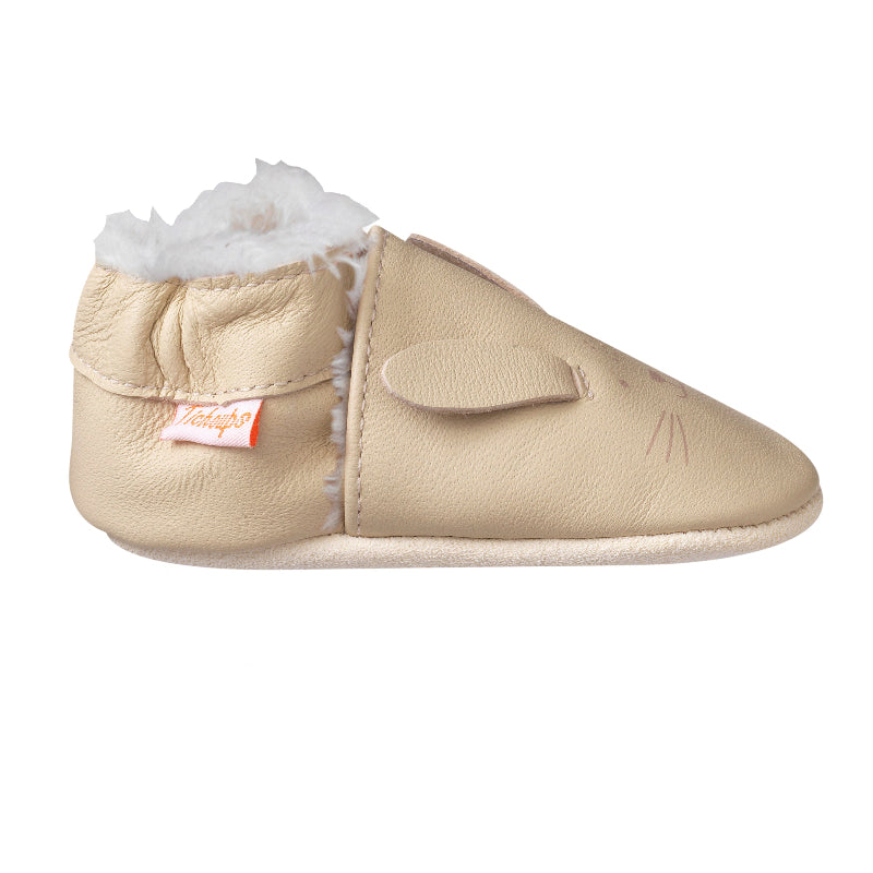 Chausson enfant fourré en cuir souple beige avec une tête de lapin vue de profil