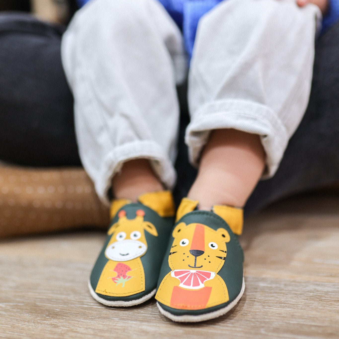 Photo portée des chaussons cuir souple bébé Gabriel et Gustave prennent le goûter.