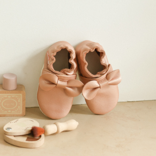 chaussons cuir souple bébé nœud rose irise mise en ambiance