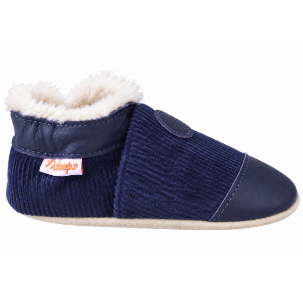 Chaussons bébé fourrés velours marine prise en photo de profil.