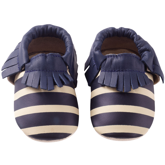Vue de face des chaussons bebe cuir souple franges marcel raye marine à franges .