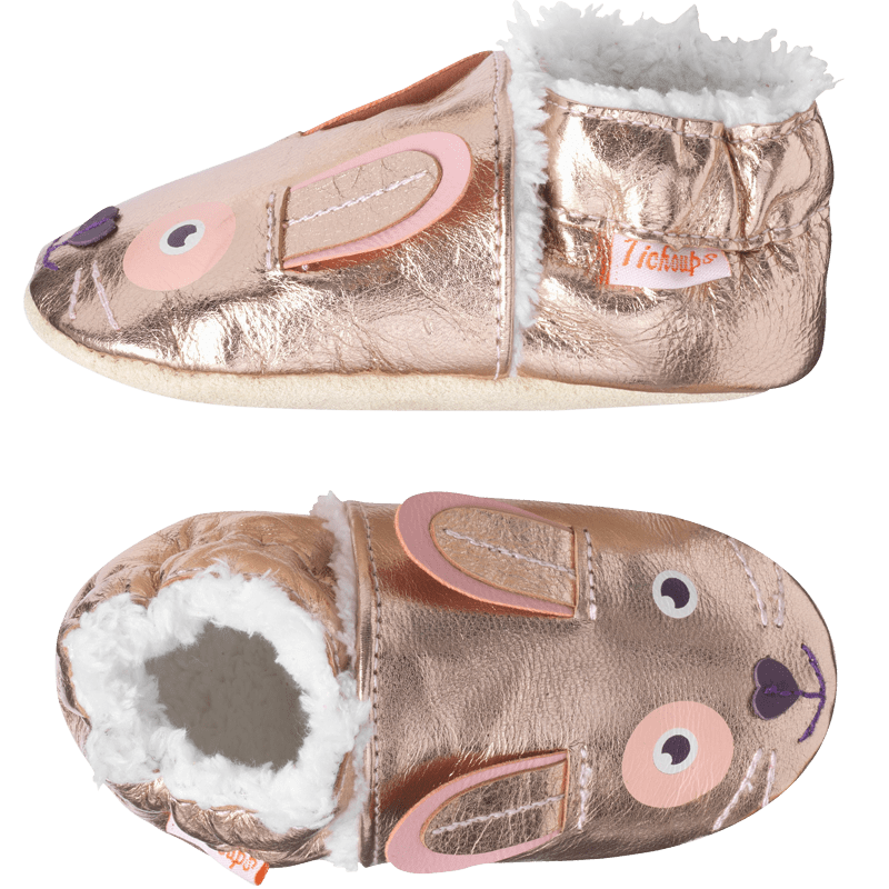 chaussons bebe cuir souple fourrés têtes de lapins couleur rose métallique vue de profil