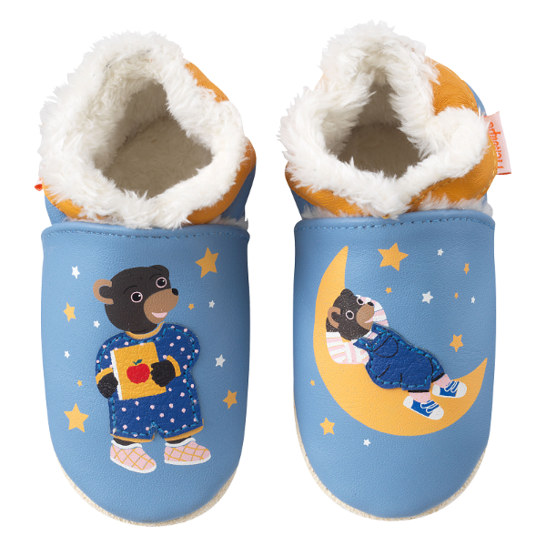 Chaussons bébé en cuir souple fourrés bleu avec un motif Petit Ours Brun sur le thème de la nuit. Vue de face