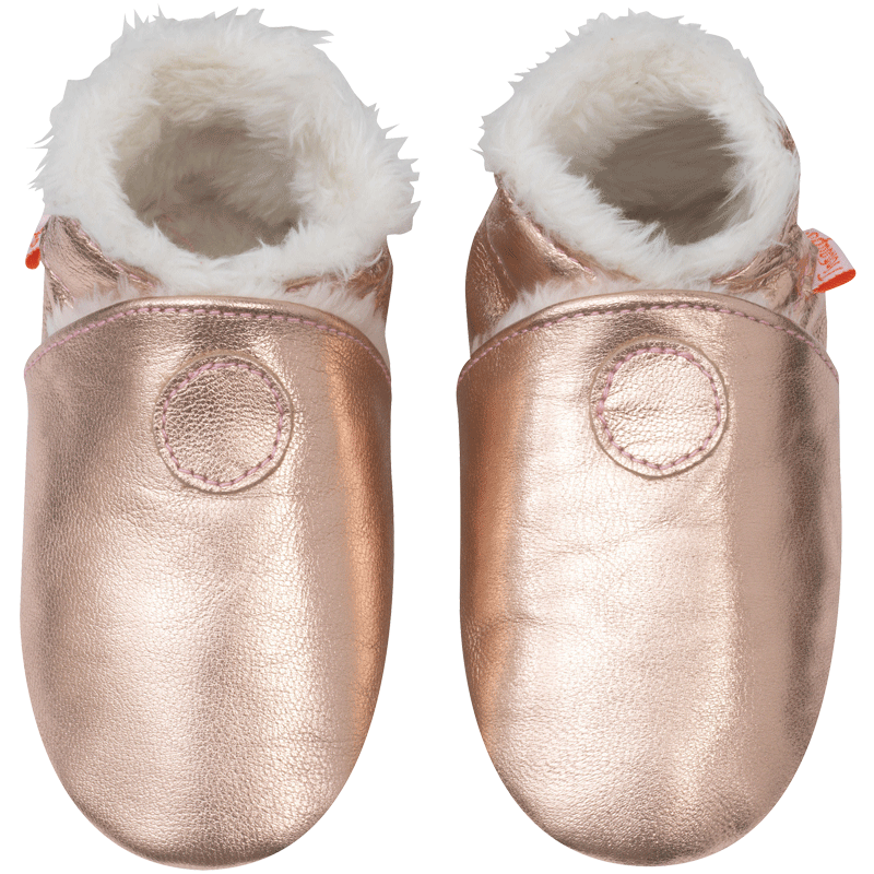 Chaussons pour bébé fourrés en cuir souple rose métallique vue de face