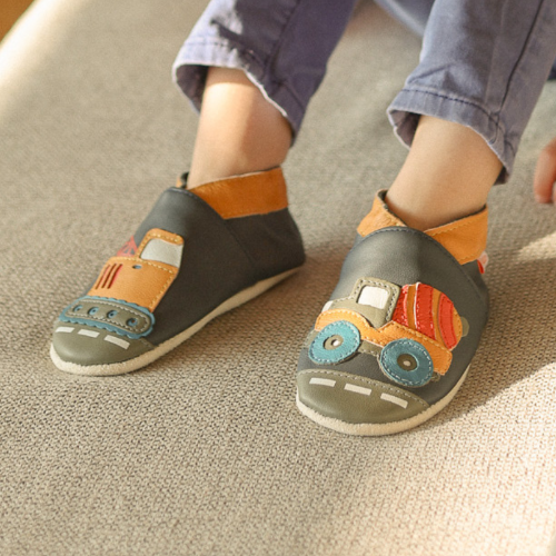 chaussons bébé motifs véhicules de chantier cousus portés