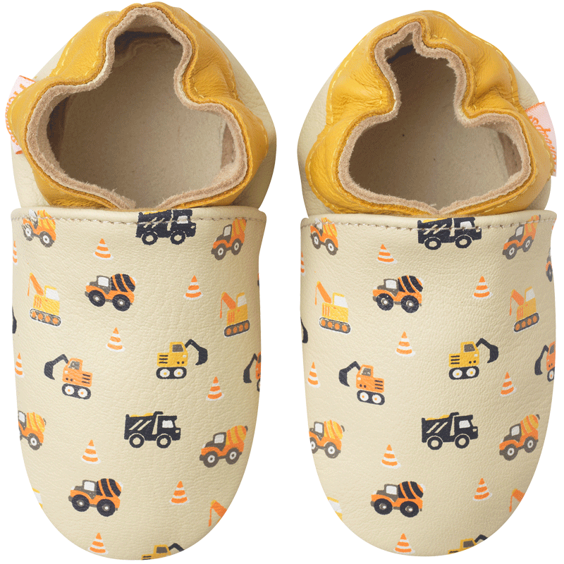 chaussons en cuir bébé cuir souple avec véhicules de travaux imprimés vue de face