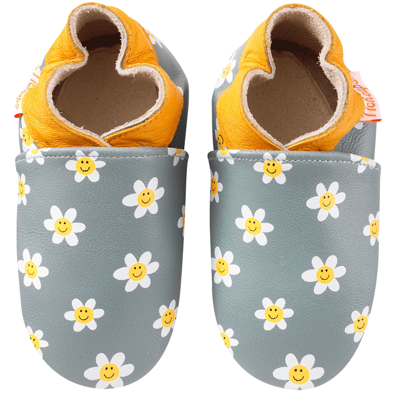 Chaussons pour enfant en cuir souple imprimés pâquerettes vue de face