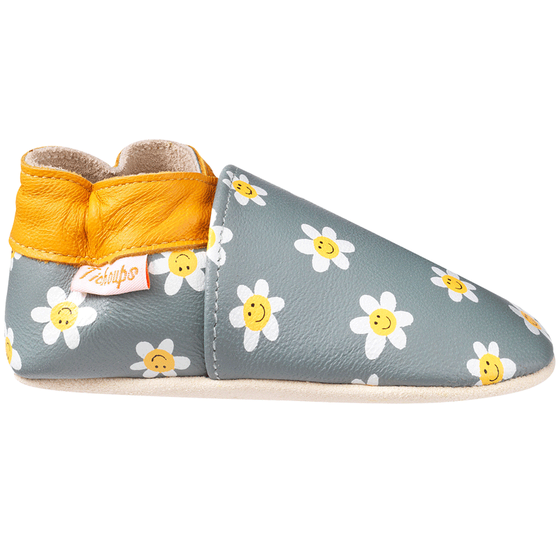 Chaussons en cuir souple enfant à motifs pâquerettes vue de profil