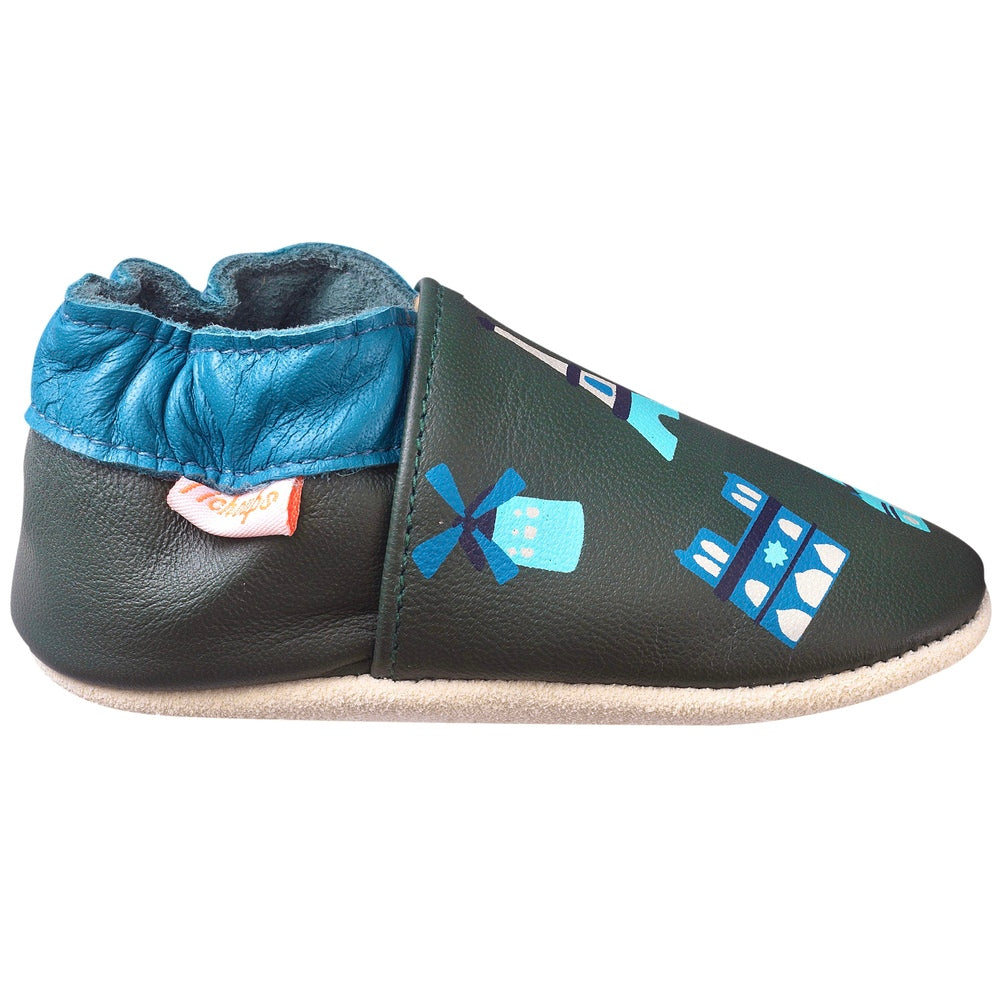 Vue de profil des chaussons cuir souple enfant Jimmy à Paris.