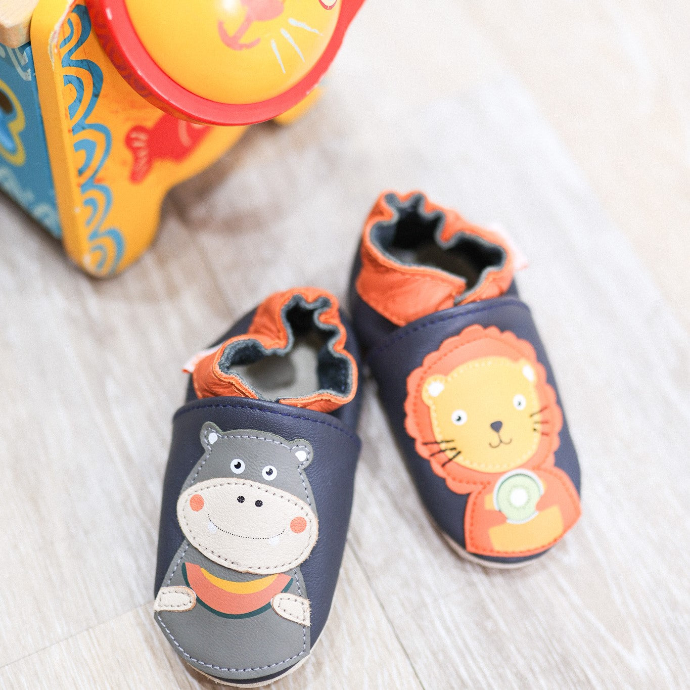 Photo d'ambiance des chaussons Gabriel et Gustave prennent le gouter