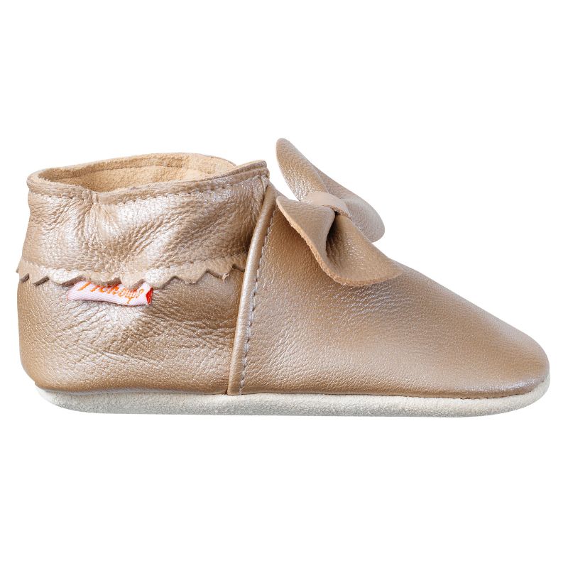 Vue de profil des chaussons en cuir souple bébé Noeuds beige irisé.