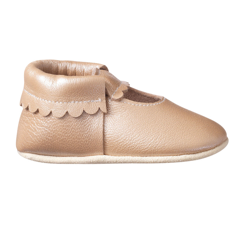 photo chaussons bébé ouvert en cuir souple coloris beige irisé vue de profil