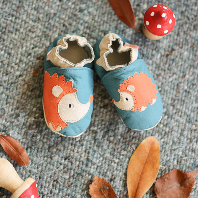 Chaussons cuir souple bébé Sacha le hérisson ambiance forestière